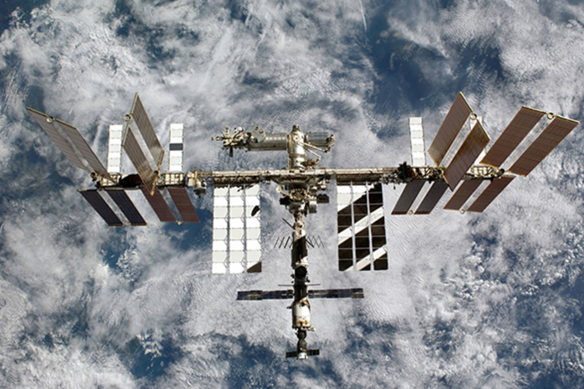 Какая космическая станция сейчас работает. Международная Космическая станция МКС. ЭМКАЭС Космическая станция. Станция НАСА. Станция МКС В космосе.