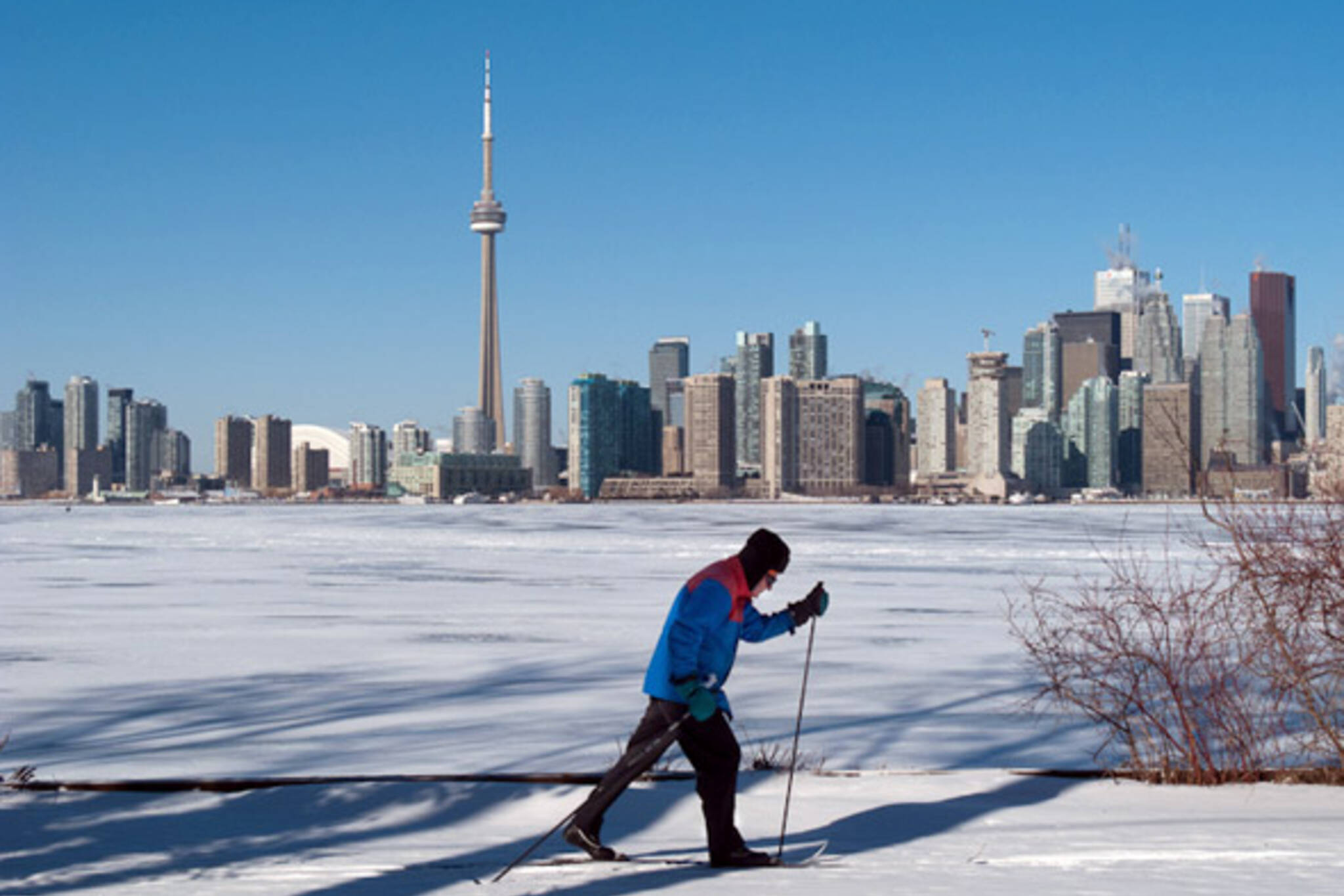 Toronto skyline winter skiing