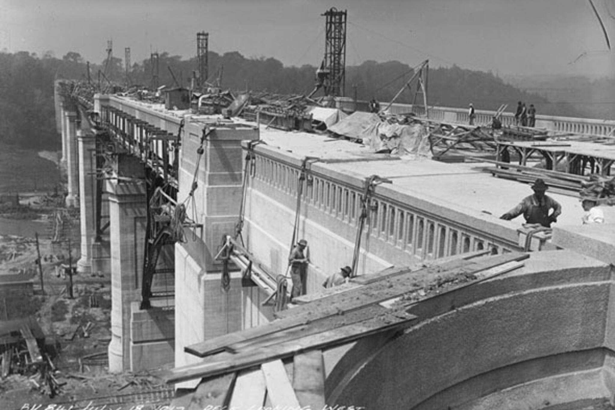 Prince Edward Viaduct, Bloor Street Viaduct, Don Valley, Riverdale, Toronto, history, 1915-1919