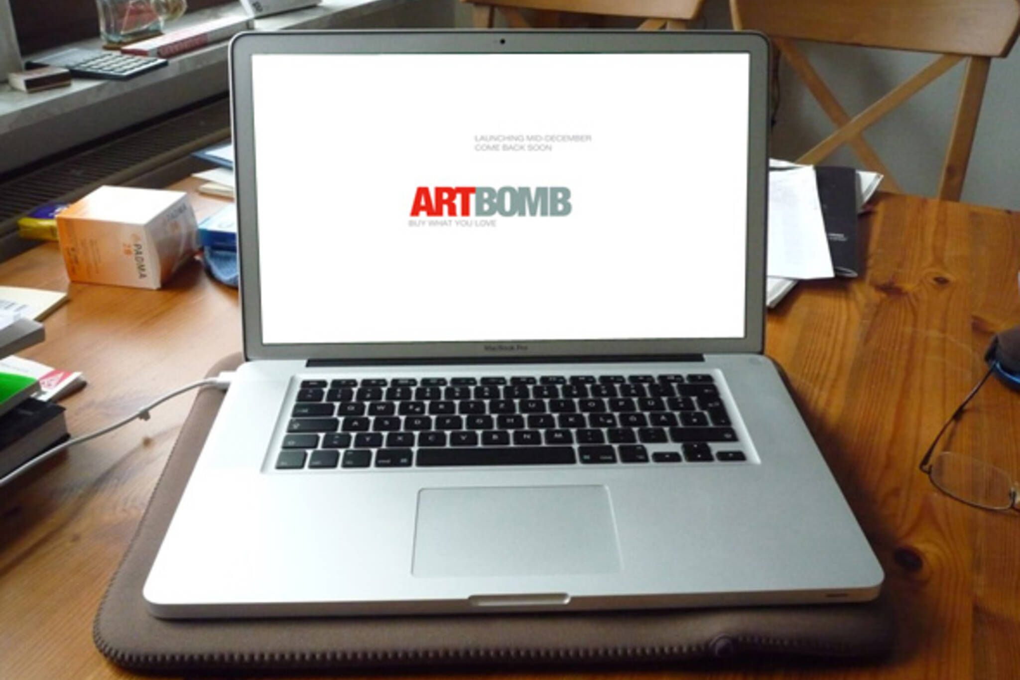 artbomb daily art auction