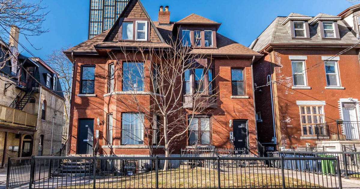 这两栋多伦多的房子实际上是一座有8个单元的公寓楼