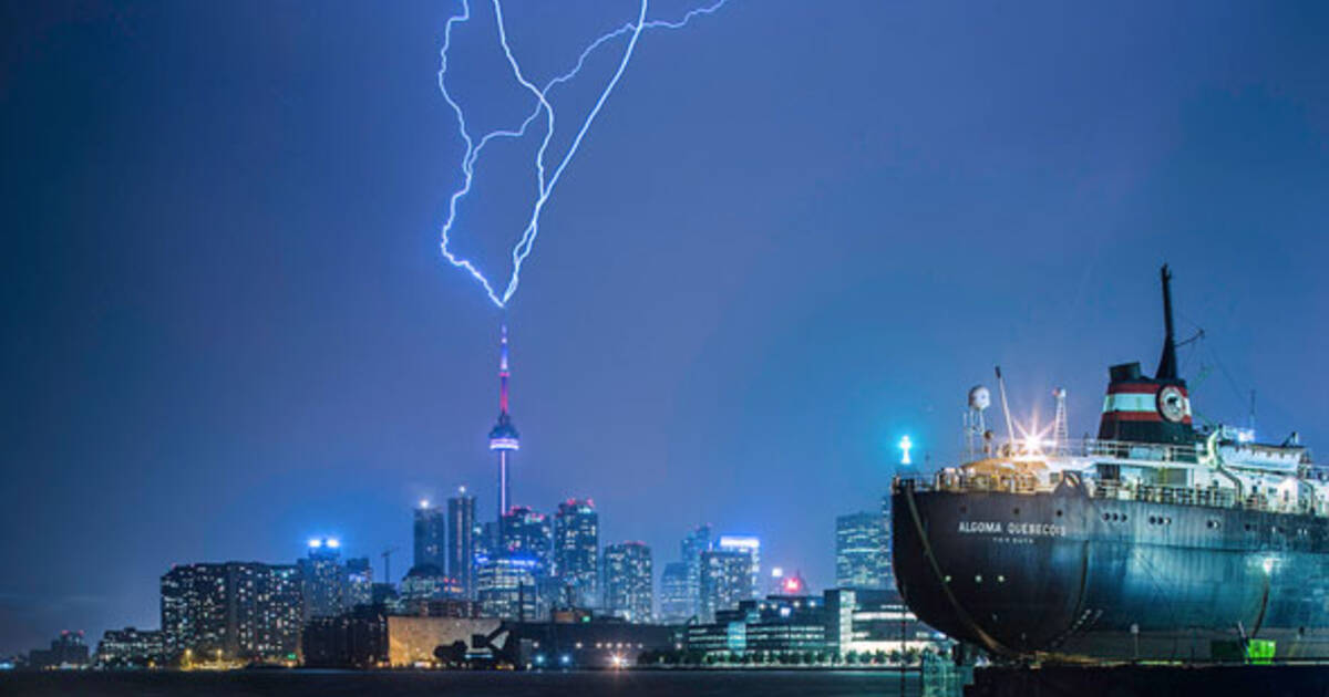 How does the CN Tower handle lightning strikes?