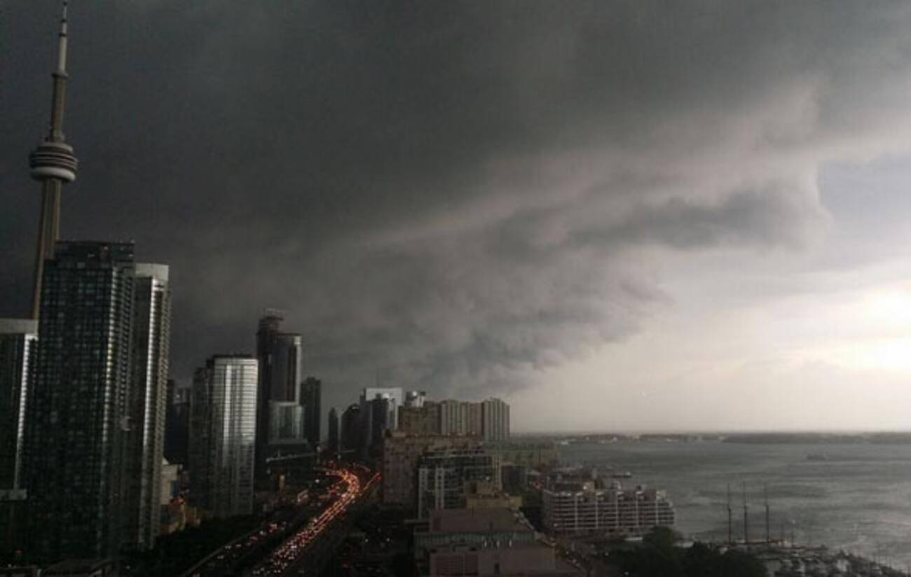 Massive storm knocks out power to parts of Toronto