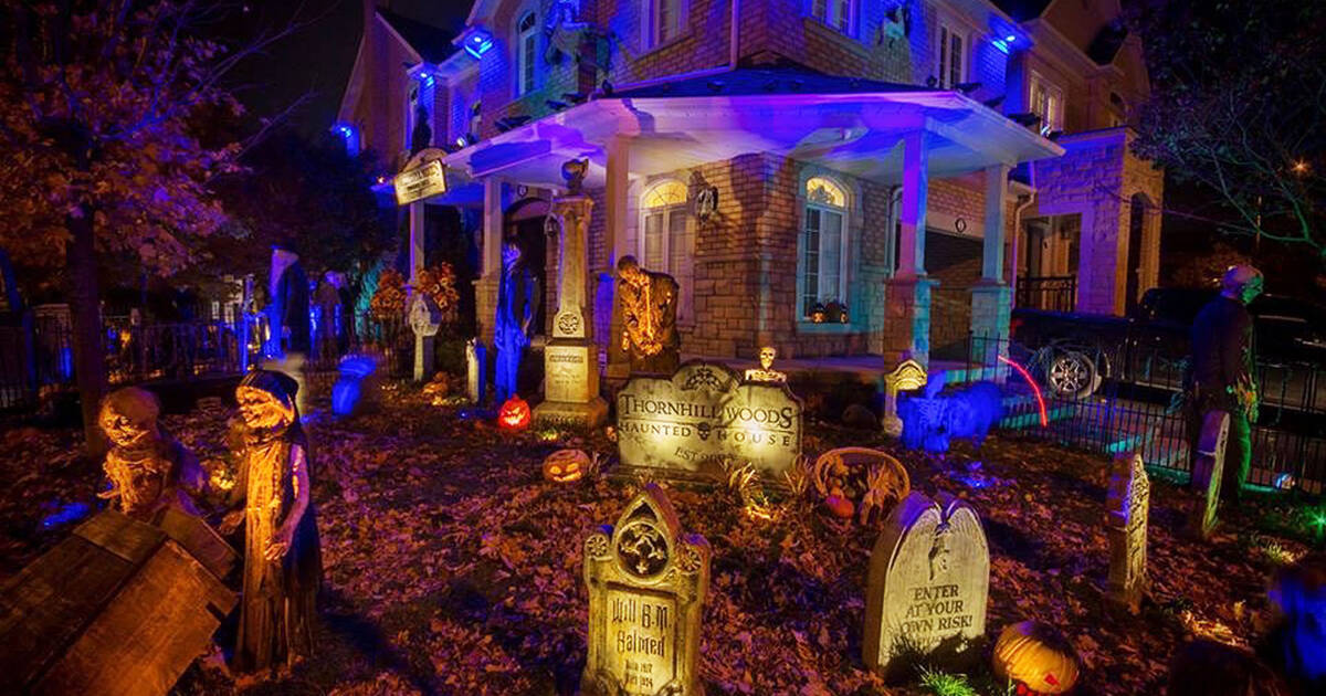 These Toronto homes went totally over-the-top with decorations for ...