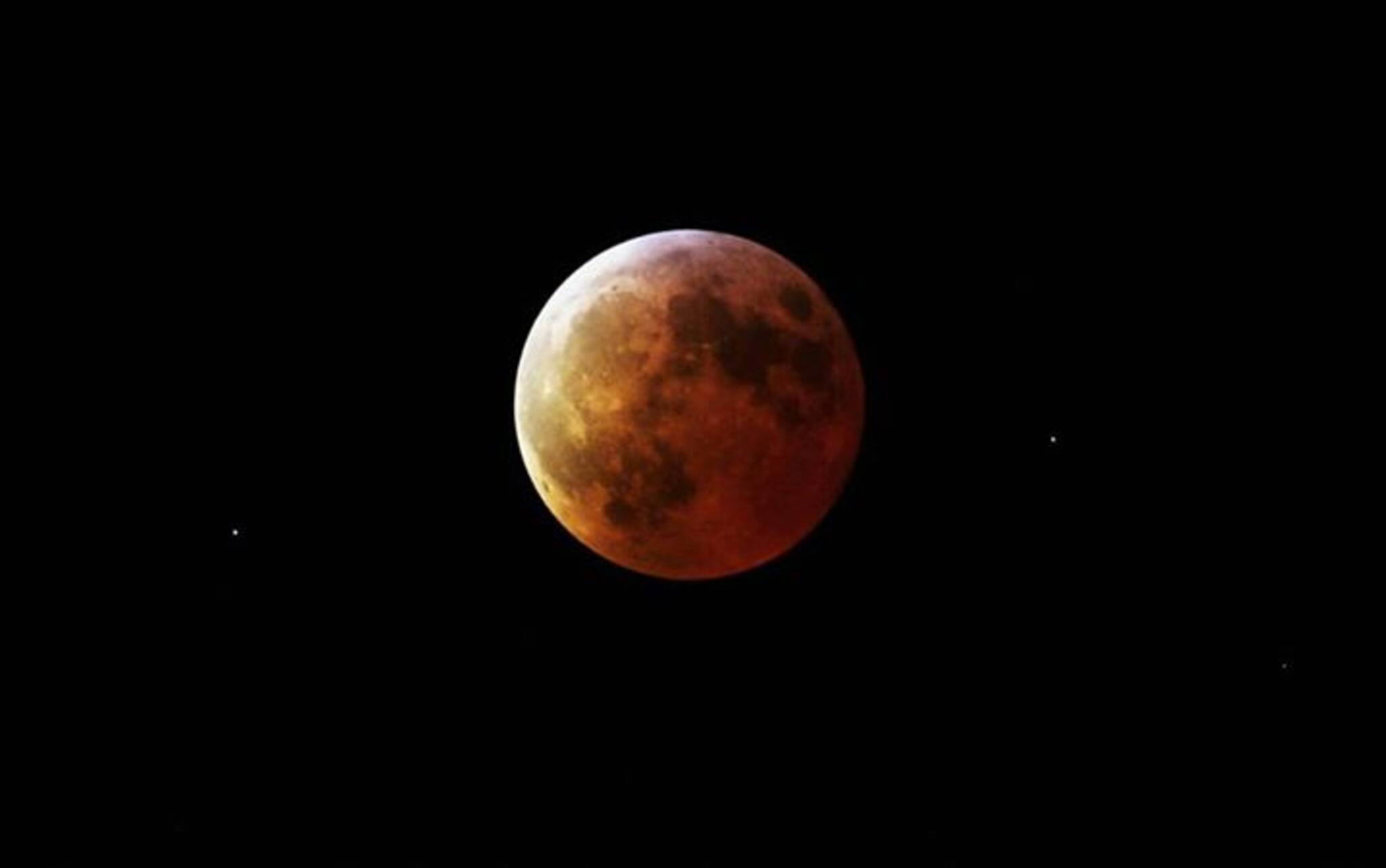 Затмение прямо сейчас. Кровавая Луна 2014. Лунное затмение для фотошопа. Лунное затмение 2000 года. Леона лунное затмение.