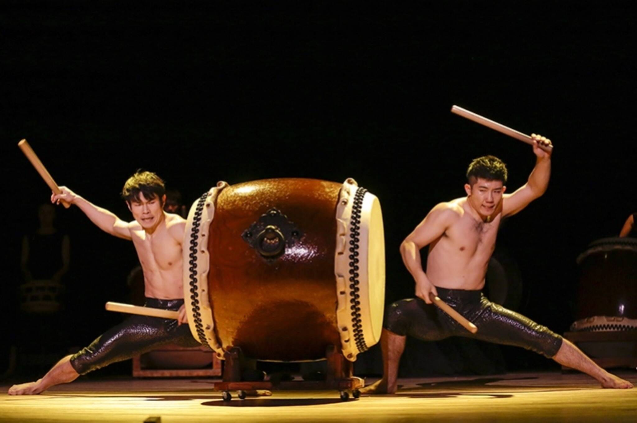 Японских барабанщиков. Кодо Тайко. Тайко барабан ансамбль. Taiko барабанщик. Тайко музыкальный инструмент.