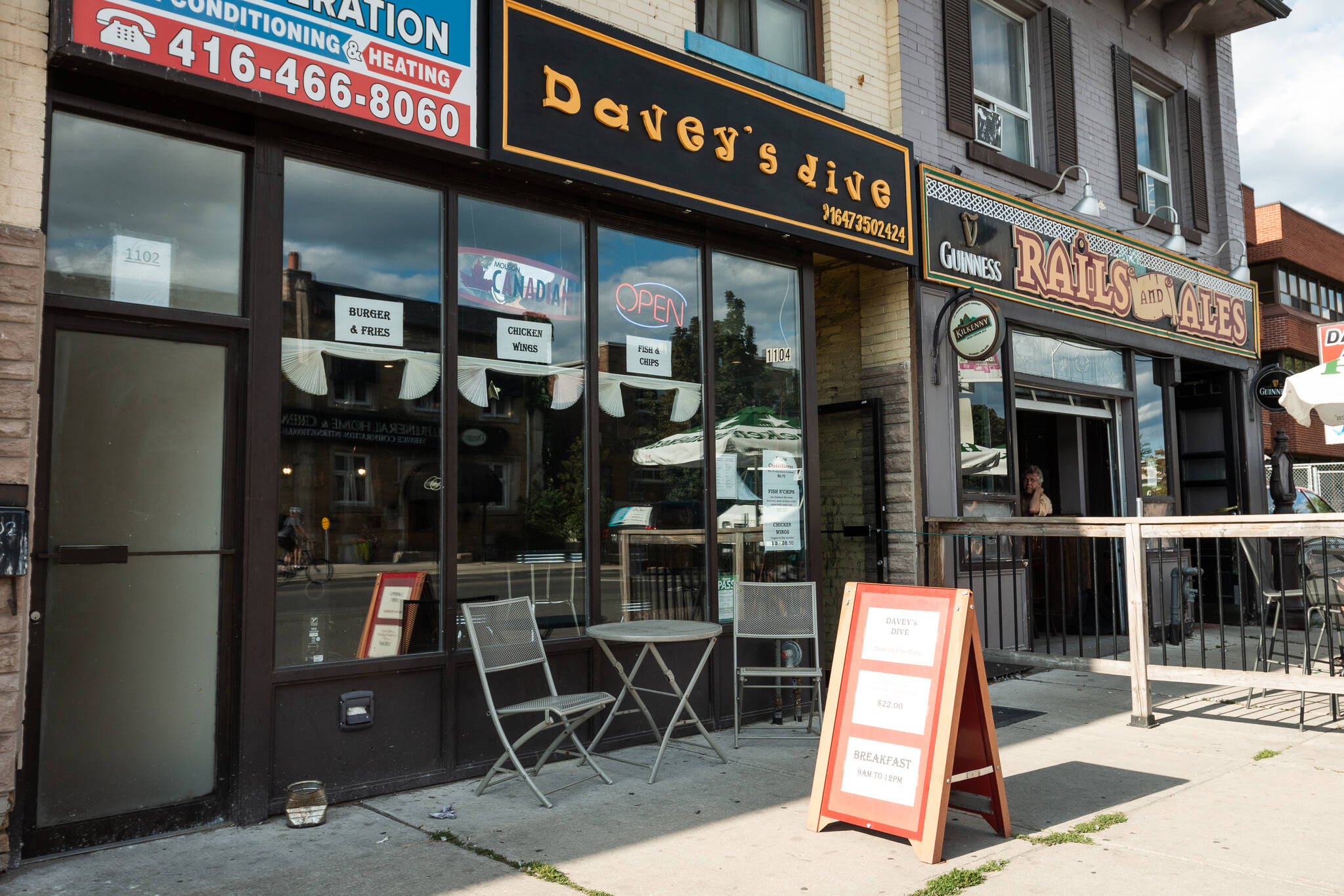 Daveys Dive Toronto