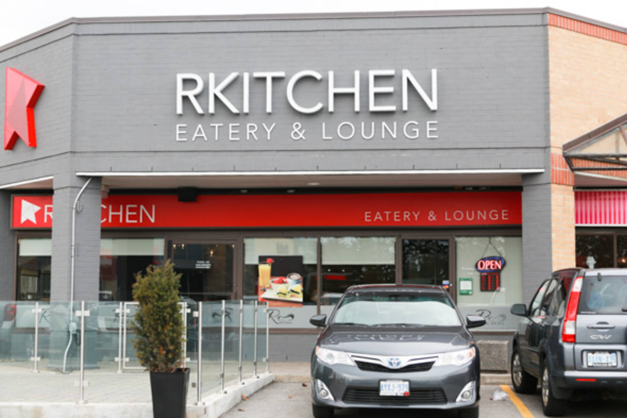 r kitchen eatery