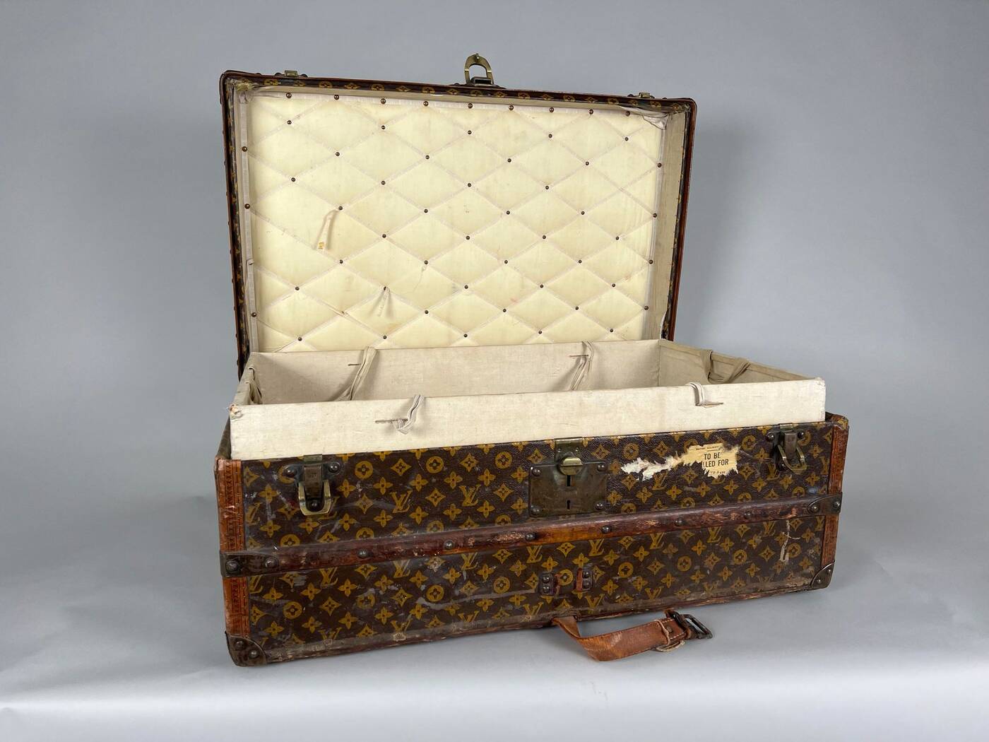 Toronto man finds rare Louis Vuitton suitcase from 1890s in grandmother's  basement