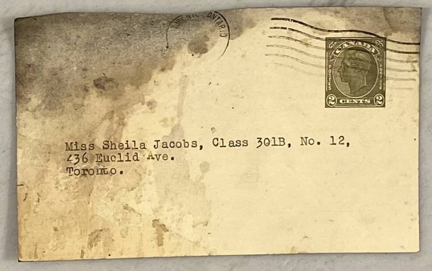 在一栋老房子发现了70年前的支票和信件，屋主试图找到它们的主人1