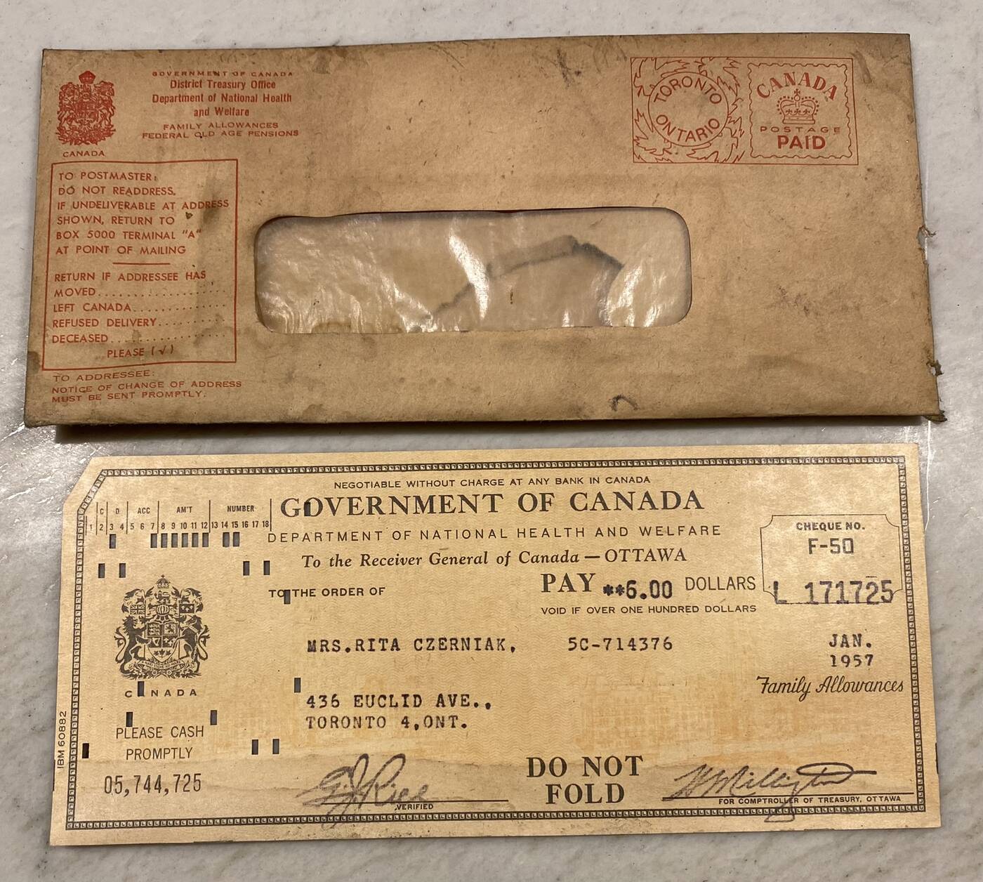 在一栋老房子发现了70年前的支票和信件，屋主试图找到它们的主人3