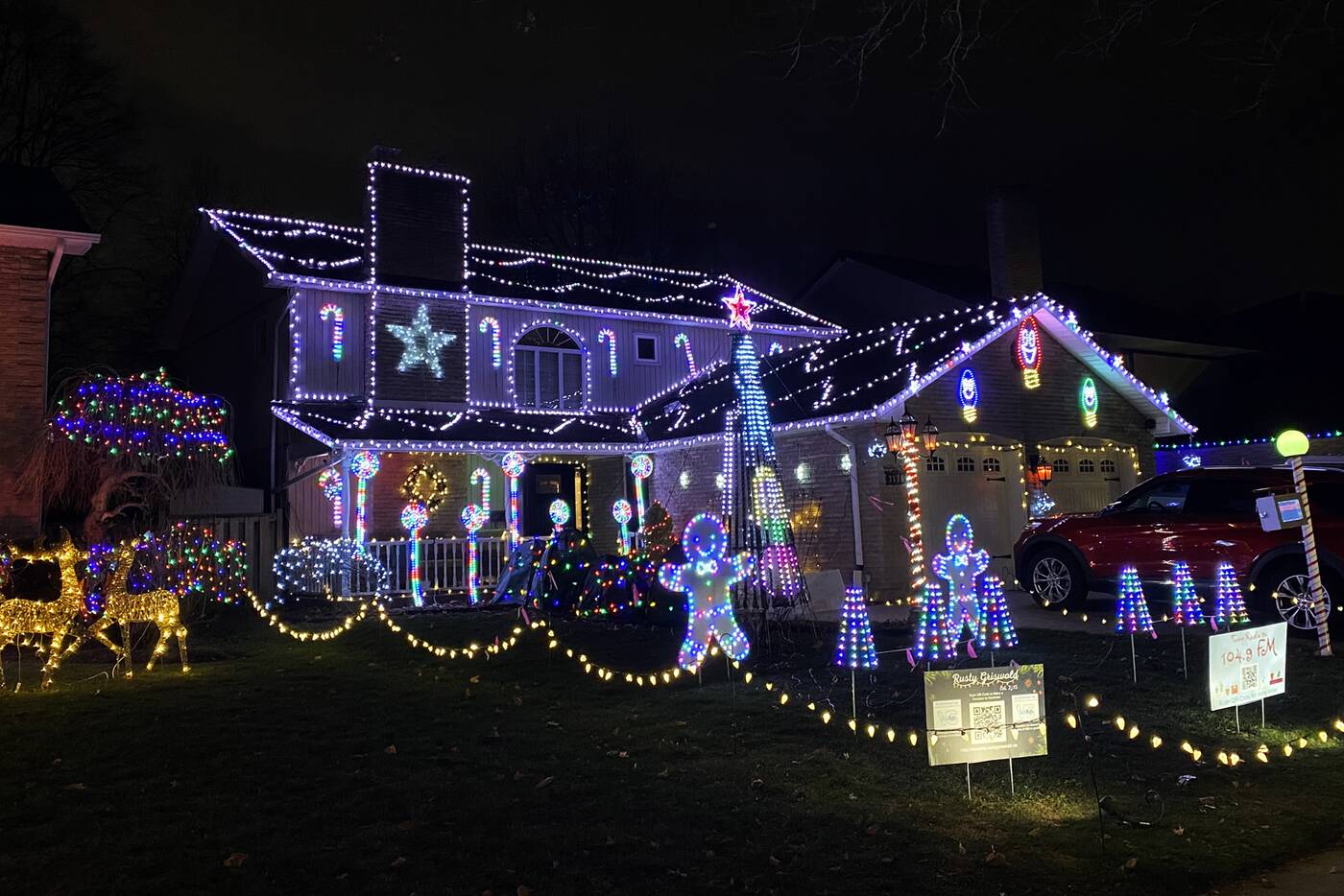 These homes in and around Toronto have the most unreal Christmas lights  displays