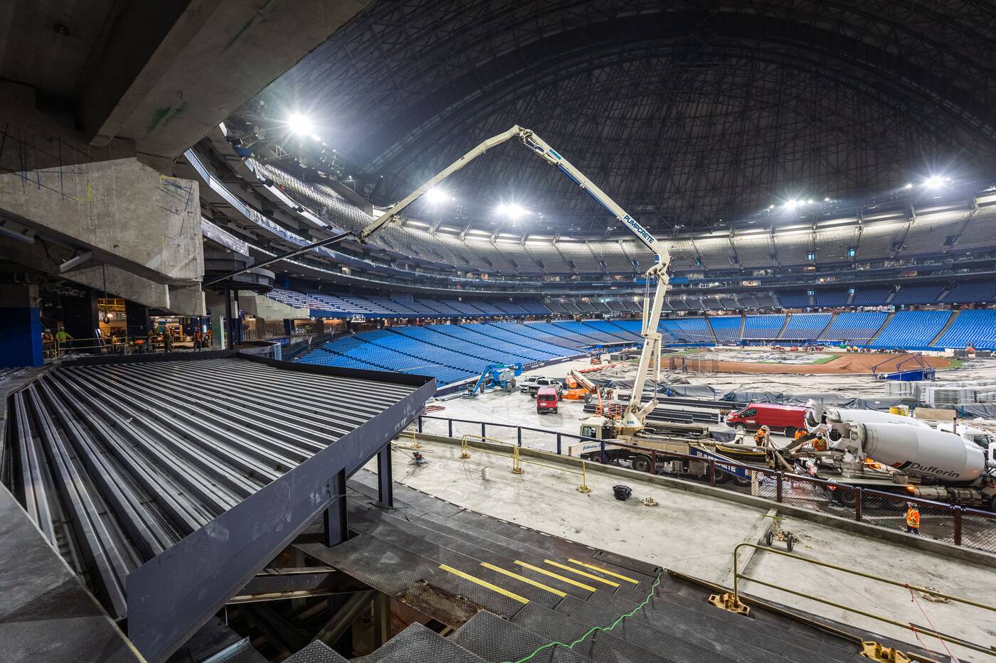 TBJ Live on X: THREAD: The Rogers Centre makeover is well underway. Here's  what has been happening since the Blue Jays season ended: 🔹 Entire 500  Level & 100/200 Level Outfield seats