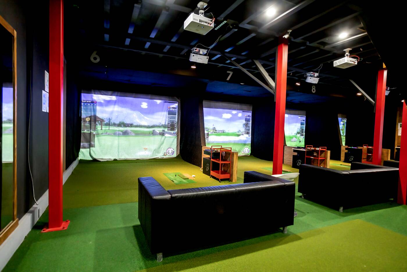 Golf enthusiasts and newbies can practice year-round at Ontario's Target  Indoor Golf